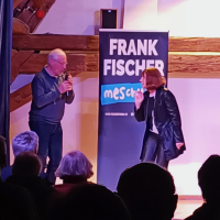 Die Moderatoren kündigen den Ehrengast an